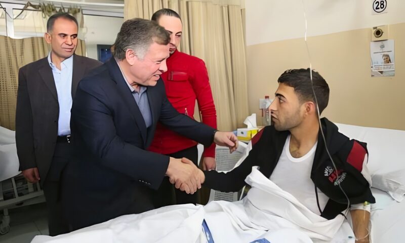 في لفتة إنسانية.. ملك الأردن يزور مصابي هجوم الكرك الإرهـ ابي.. بالصور