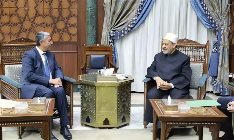 السفارة اليمنية بالقاهرة تشيد بمبادرة شيخ الأزهر لإنهاء الحروب بالمنطقة