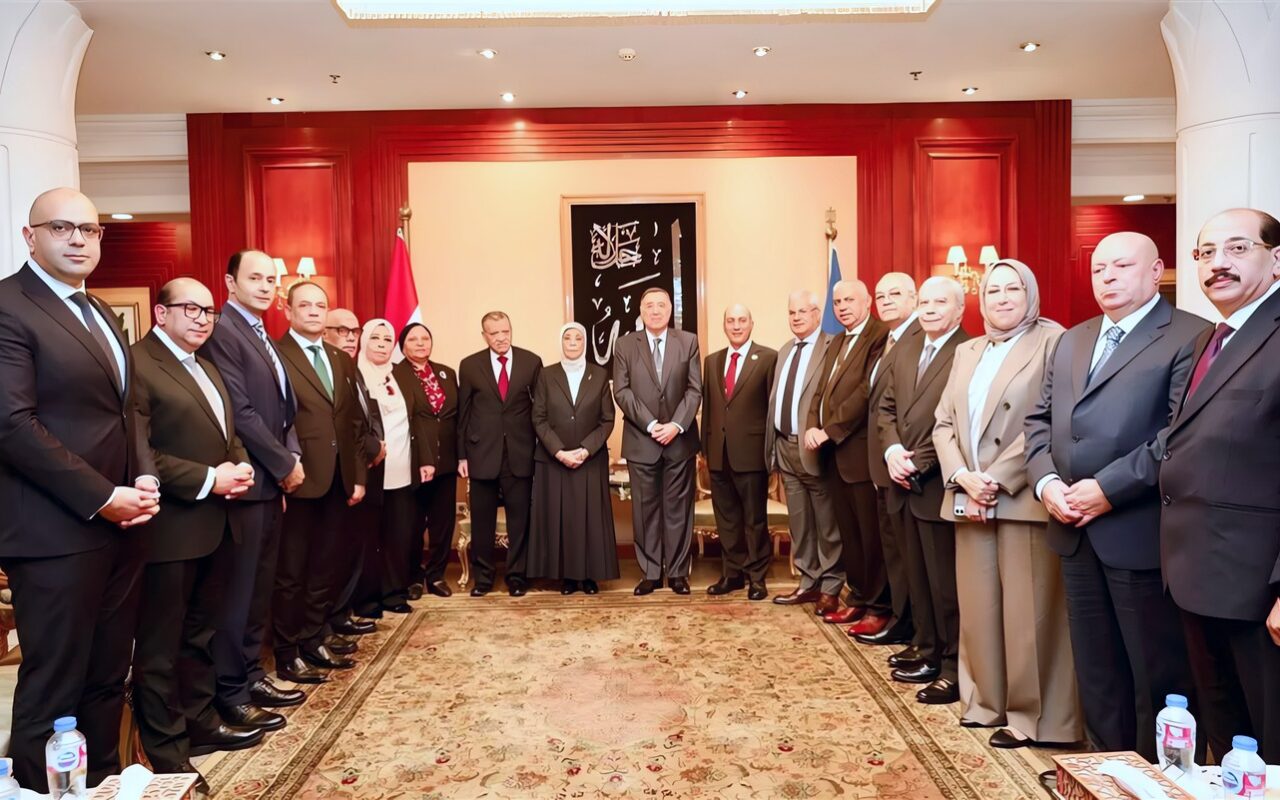 رئيسة النيابة الإدارية تلتقي رئيس الدستورية وتشيد بدور المحكمة لصون أحكام الدستور وترسيخ سيادة القانون