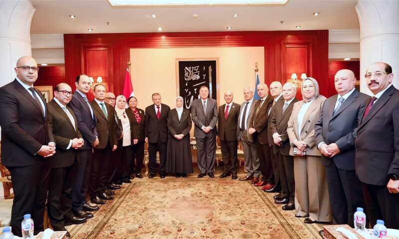 رئيسة النيابة الإدارية تلتقي رئيس الدستورية وتشيد بدور المحكمة لصون أحكام الدستور وترسيخ سيادة القانون