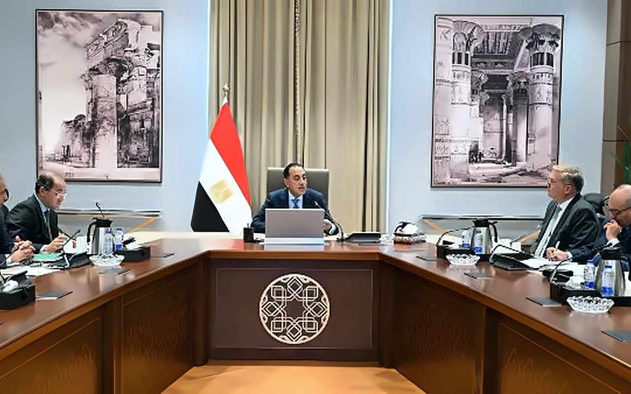 رئيس الوزراء يتابع عدداً من ملفات العمل المشترك بين وزارتي المالية والبترول
