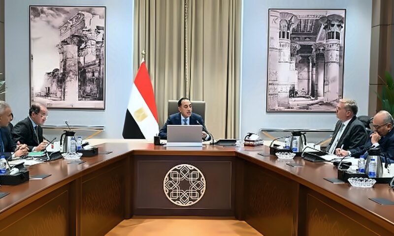 رئيس الوزراء يتابع عدداً من ملفات العمل المشترك بين وزارتي المالية والبترول