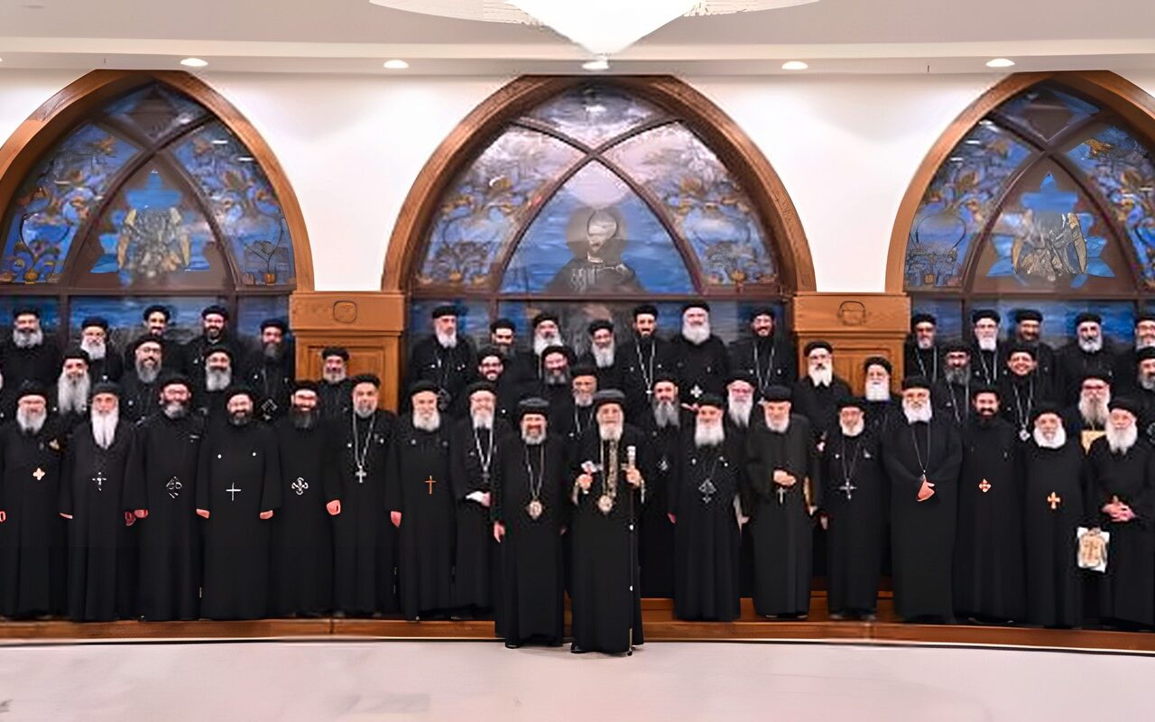 البابا تواضروس يلتقي كهنة شبرا الجنوبية.. ويؤكد: افتقاد الشعب في بيوتهم يصنع الأبوة