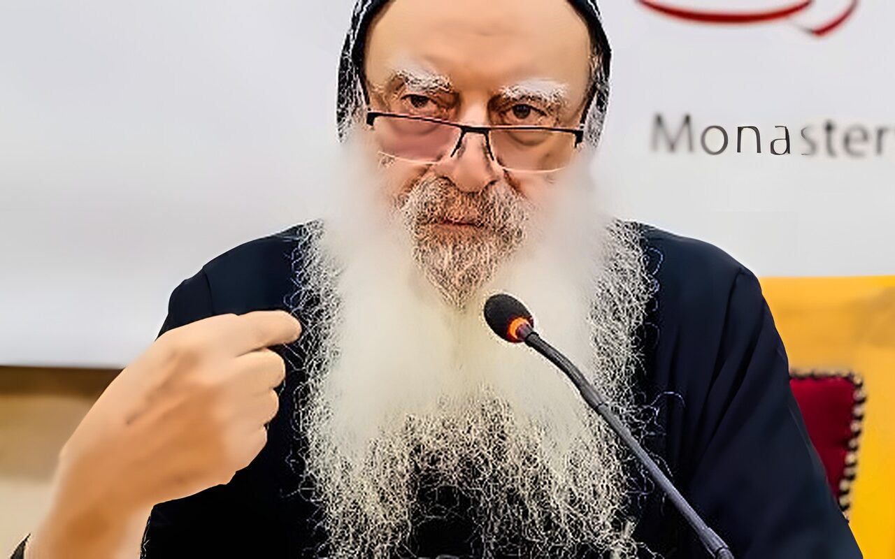 الأنبا بولا يحاضر عن الأحوال الشخصية بإكليريكية دير المحرق.. صور