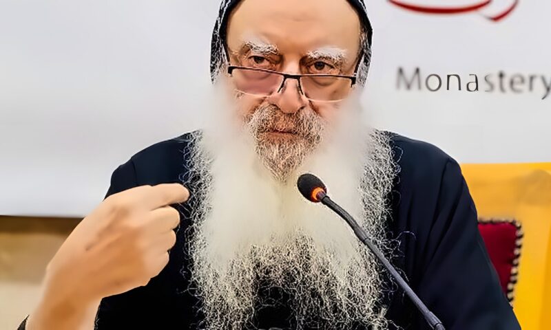الأنبا بولا يحاضر عن الأحوال الشخصية بإكليريكية دير المحرق.. صور