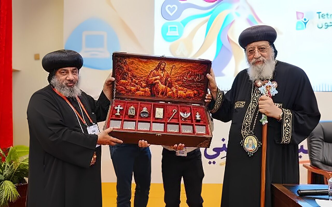 قداسة البابا تواضروس يتفقد أعمال مؤتمر لجنة الطفولة.. صور