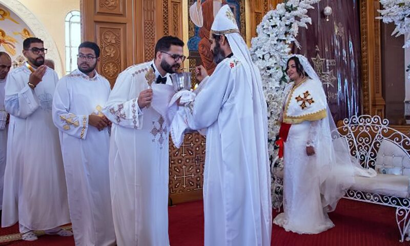حدث كنسي مميز.. أول إكليل طقسي بالقداس الإلهي في كاتدرائية العذراء ببرج العرب الجديدة| صور