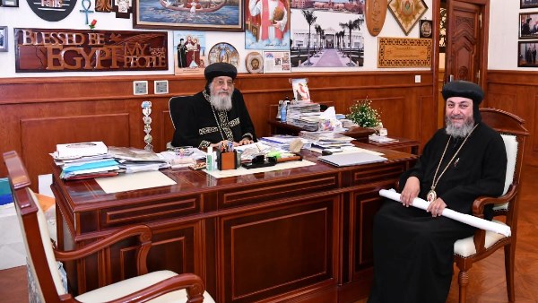 البابا تواضروس بناقش ملفات الخدمة بإيبارشية بني مزار مع الأنبا أنيانوس