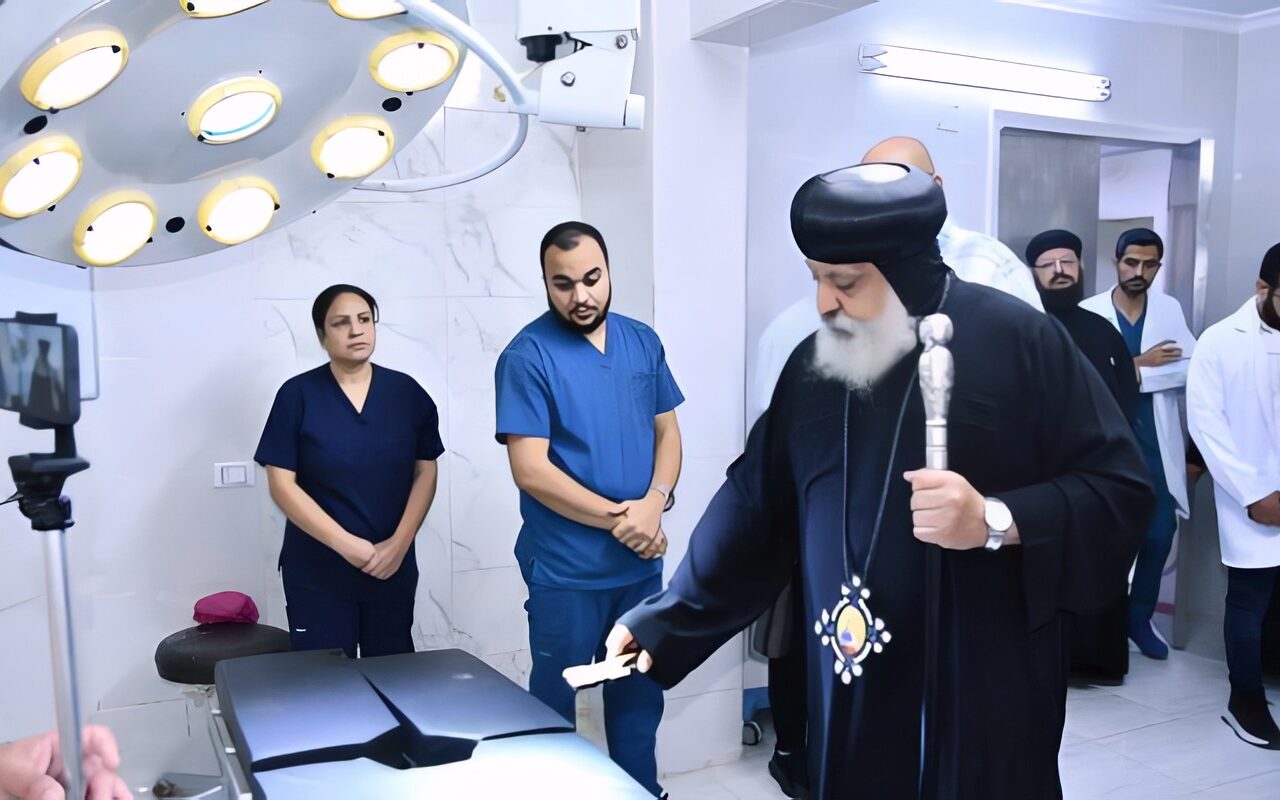 الأنبا ميخائيل يترأس أول قداس إلهي بكنيسة مستشفى مارجرجس الخيري بحدائق حلوان