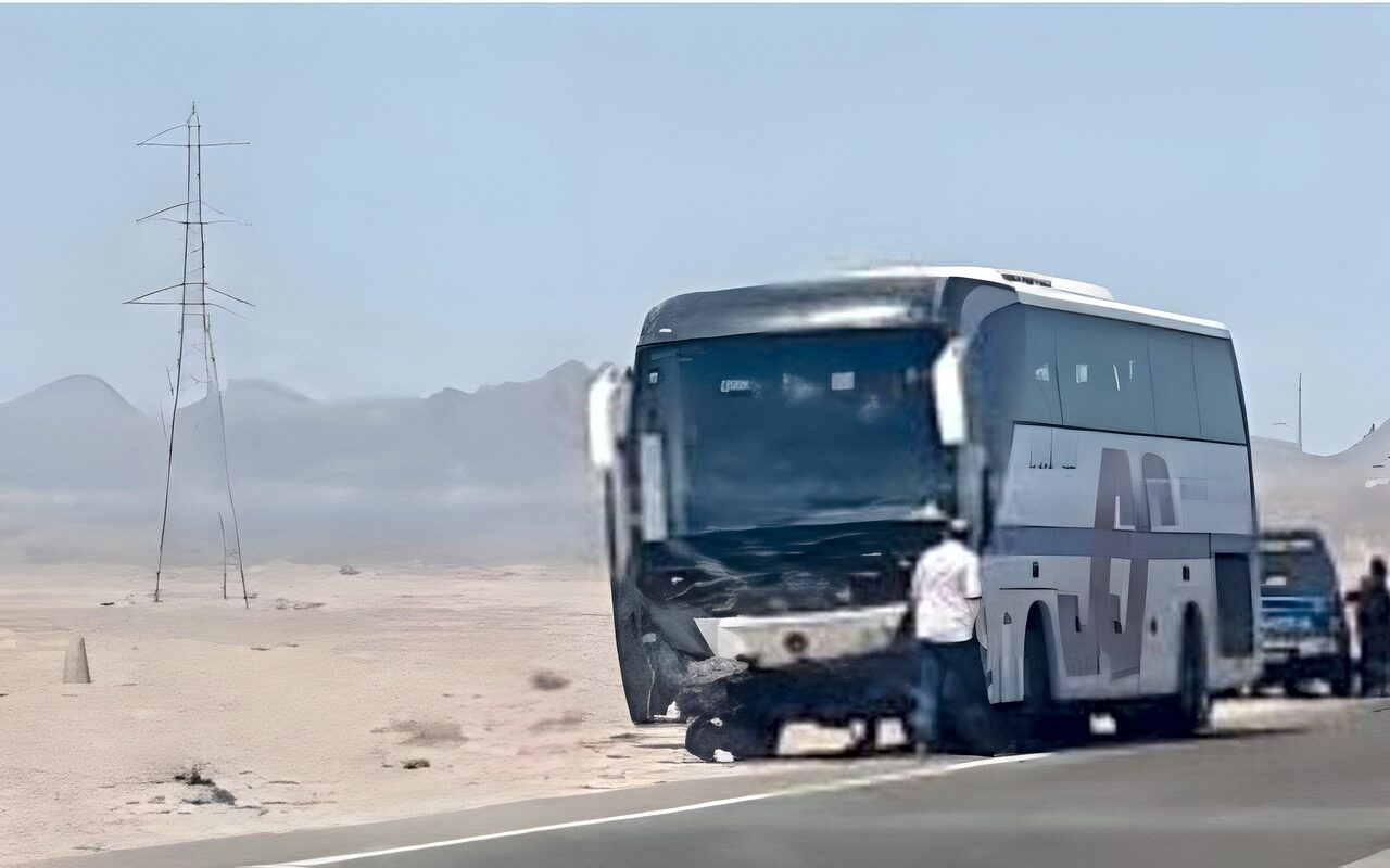 بين الطور وشرم الشيخ.. سيارة نقل تصطدم بميكروباص وتُصيب 11 عاملًا