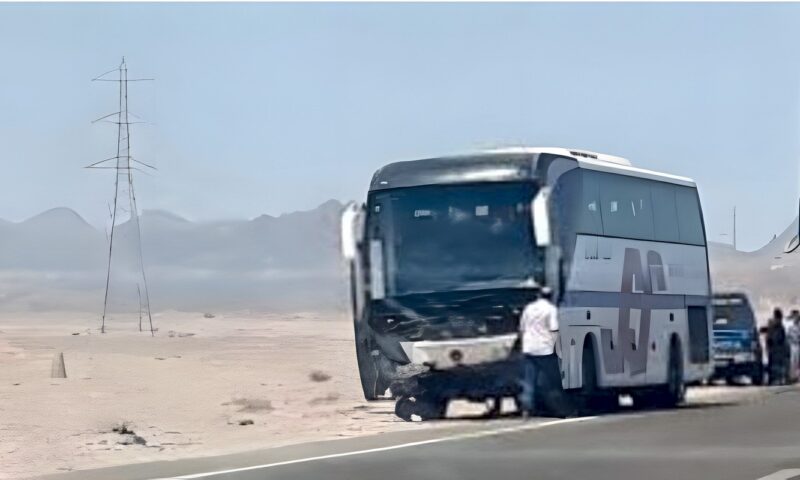بين الطور وشرم الشيخ.. سيارة نقل تصطدم بميكروباص وتُصيب 11 عاملًا