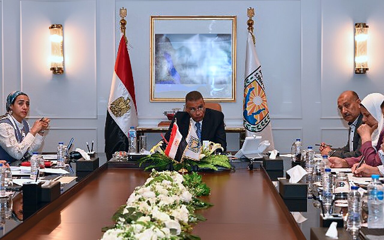 محافظ جنوب سيناء يبحث تقنين أوضاع واضعي اليد وطلبات إقامة مشروعات سياحية جديدة