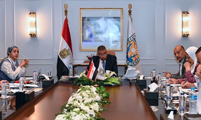 محافظ جنوب سيناء يبحث تقنين أوضاع واضعي اليد وطلبات إقامة مشروعات سياحية جديدة