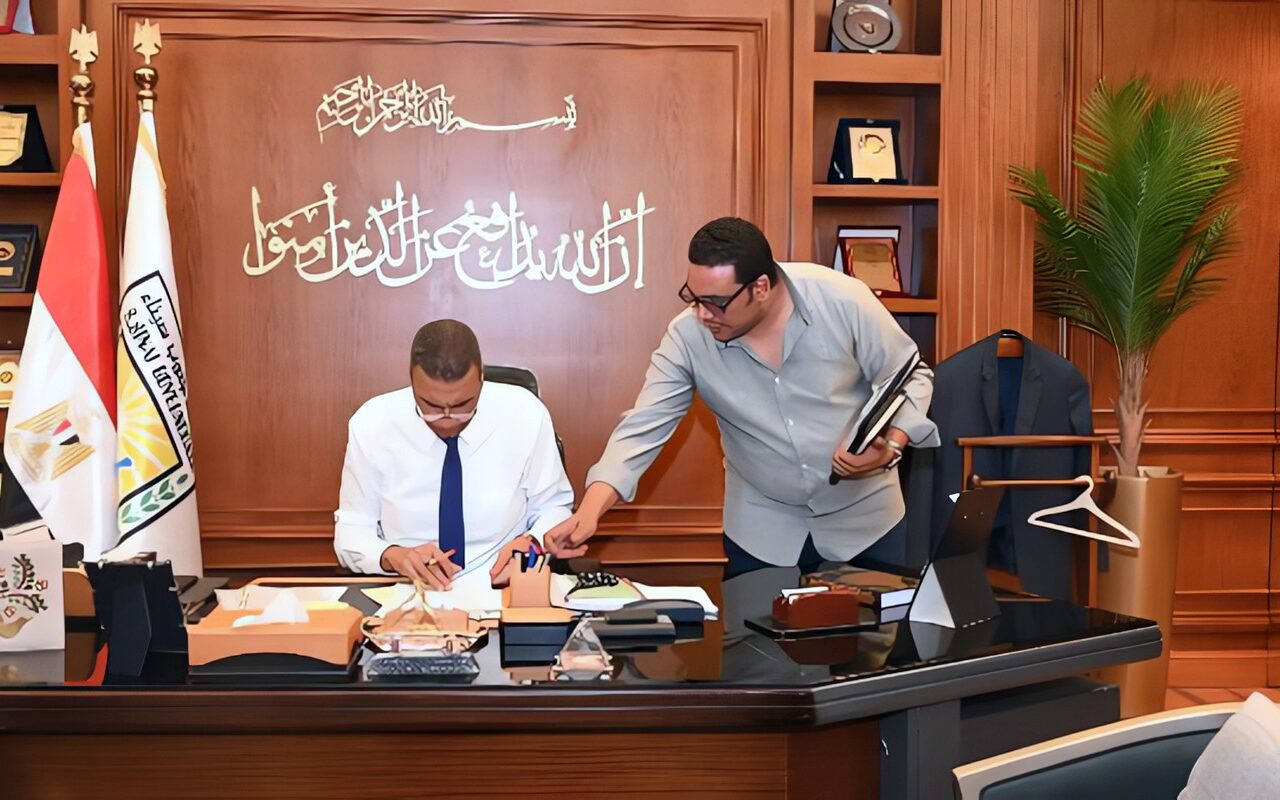 خطوة نحو الاستقرار.. محافظ جنوب سيناء يوقّع قرارات تخصيص أراضٍ سكنية لمواطني طابا