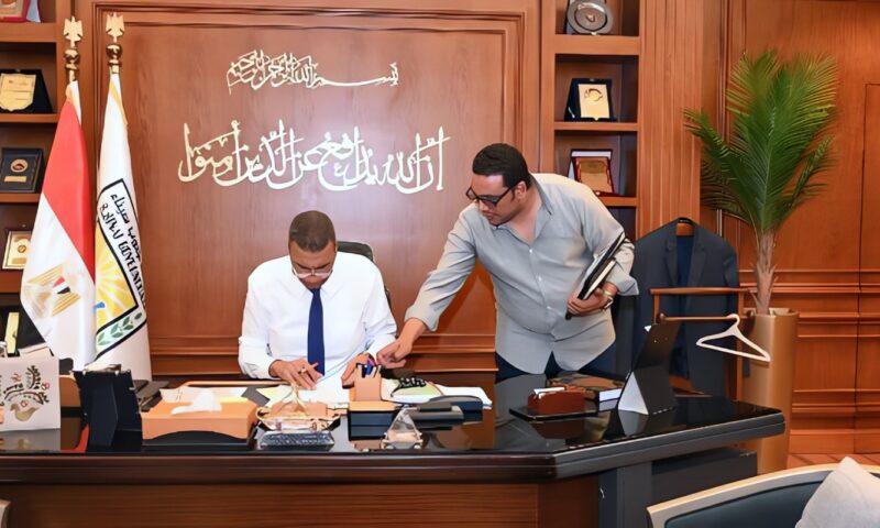 خطوة نحو الاستقرار.. محافظ جنوب سيناء يوقّع قرارات تخصيص أراضٍ سكنية لمواطني طابا