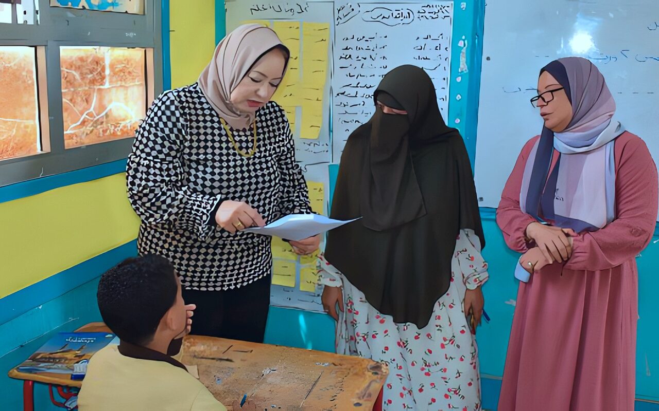 القراءة والكتابة تحت المجهر.. مدير تعليم جنوب سيناء تتابع قياس مهارات تلاميذ مدرسة ابتدائية