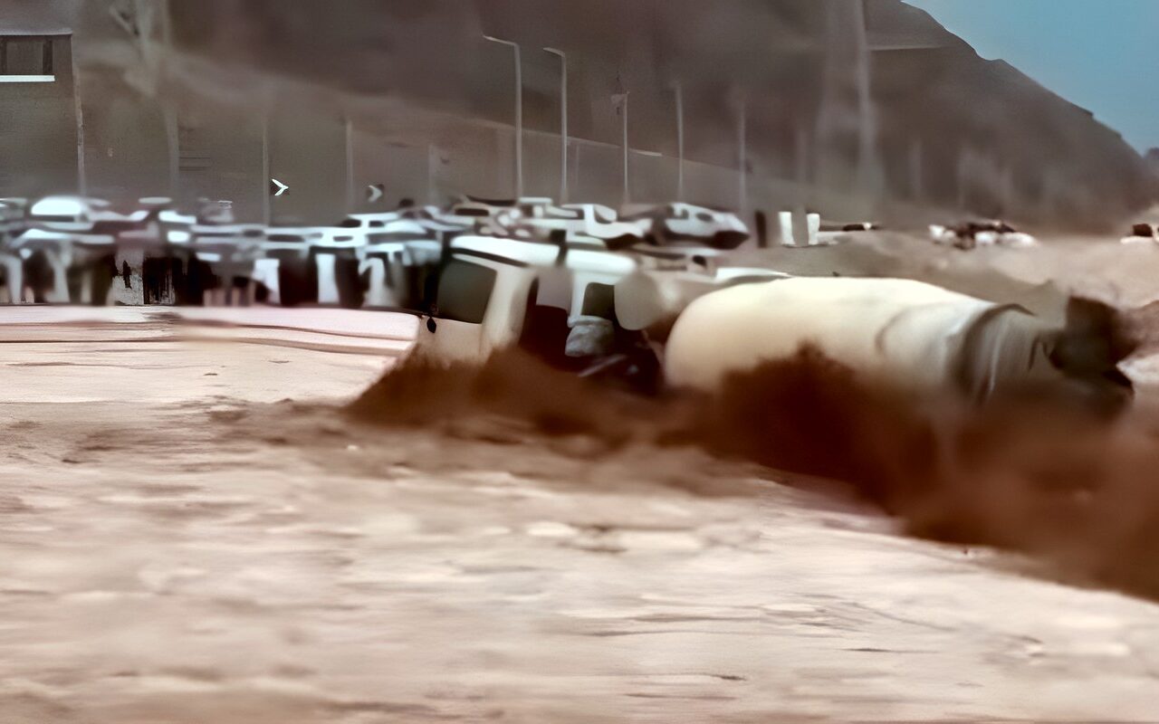 سيل جارف يقطع طريق وادي وتير ويجرف سيارة نقل.. واستنفار بجنوب سيناء