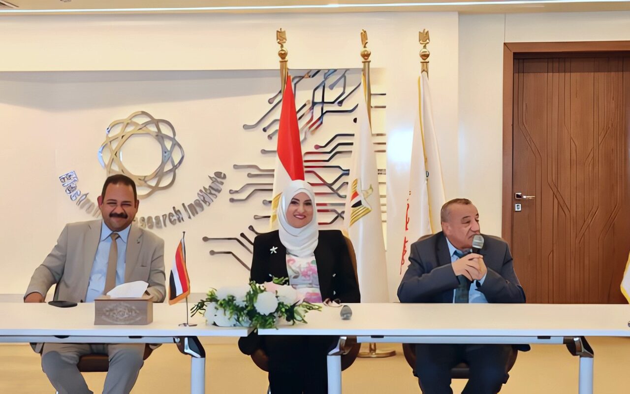معهد بحوث الإلكترونيات يبحث تصنيع بطاريات بمكون محلي يصل إلى 85% وتطوير الخلايا الشمسية