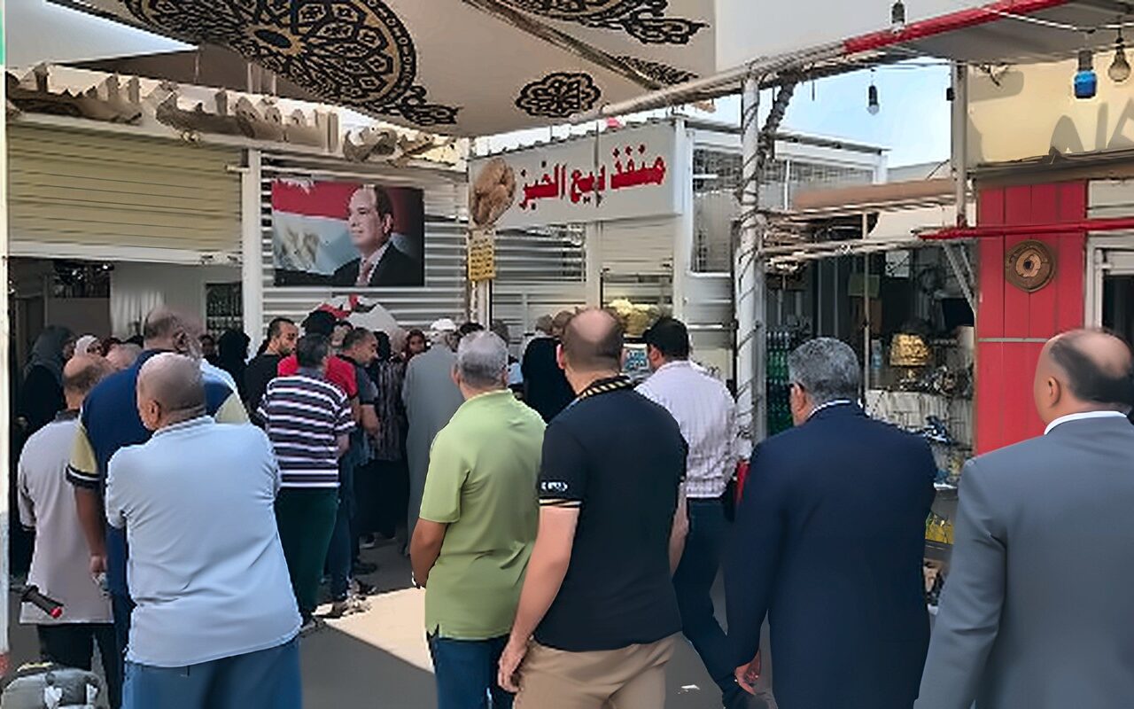 أسعار مخفضة.. محافظ الدقهلية يتفقد معرض السلع ومنافذ بيع الخضراوات بالمنصورة