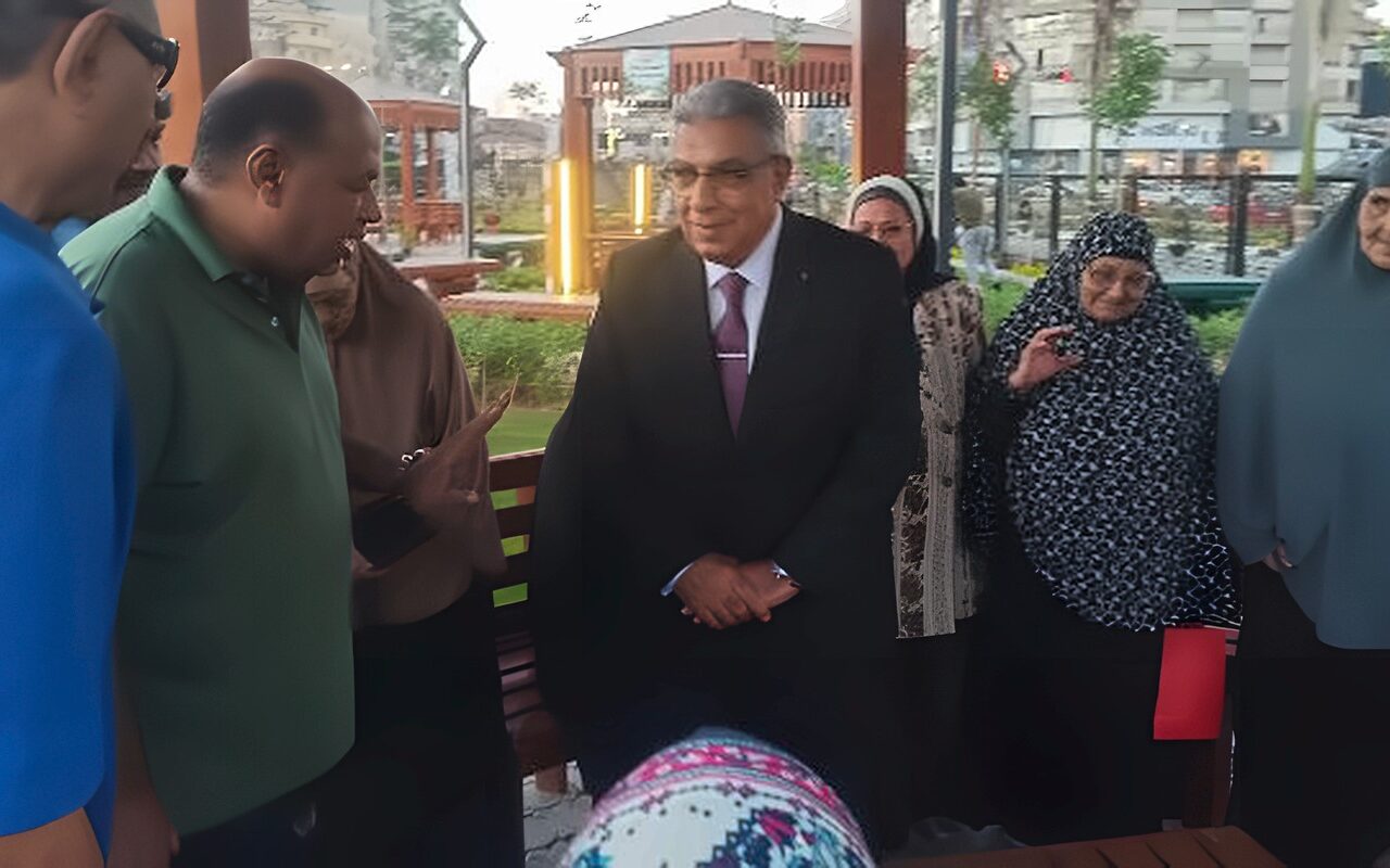 احتفالًا باليوم العالمي للمُسنين.. محافظ الدقهلية يشارك 22 مسنًا ومسنة يومًا ترفيهيًا بحديقة كوكب الشرق|صور