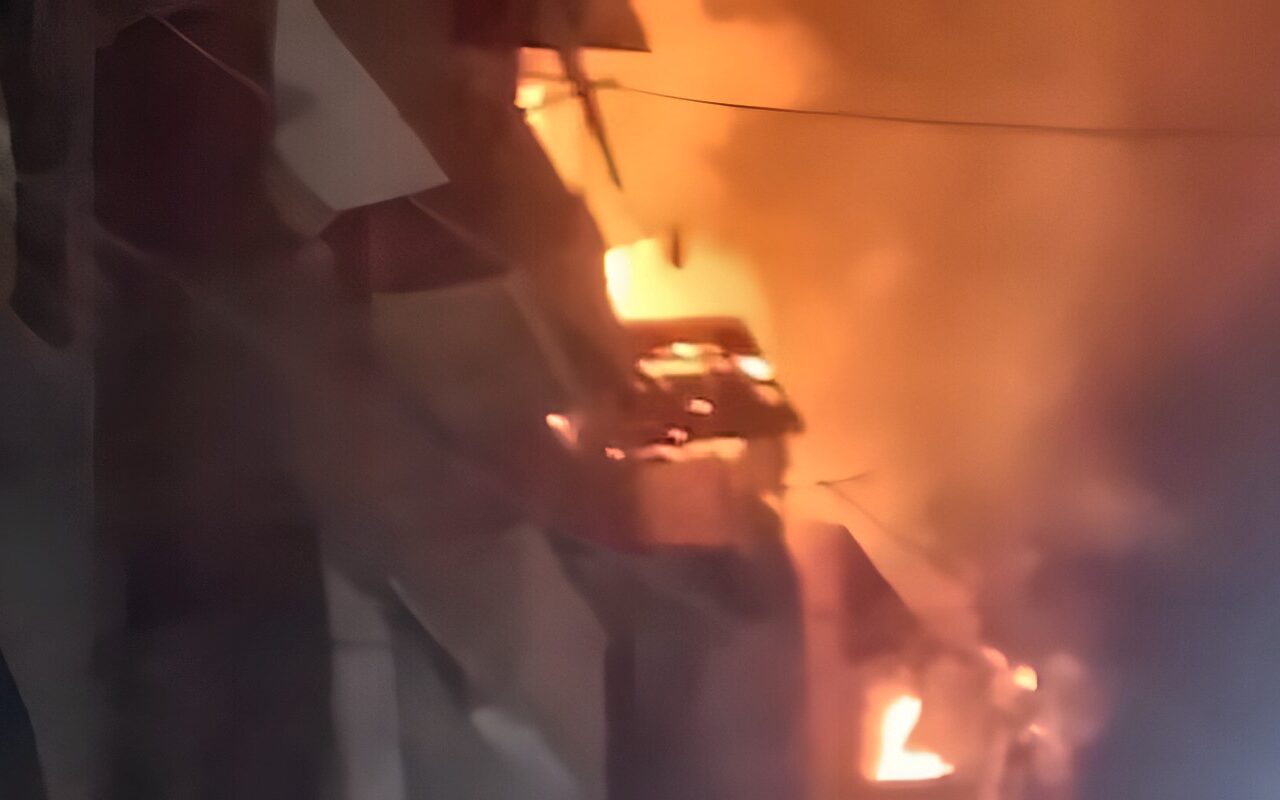 السيطرة على حريق بسوق  كفر البدماص بالدقهلية