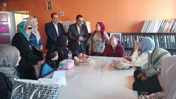 جامعة المنصورة الأهلية تهدي 20 عصا بيضاء لجمعية “النور والأمل” بالمنصورة