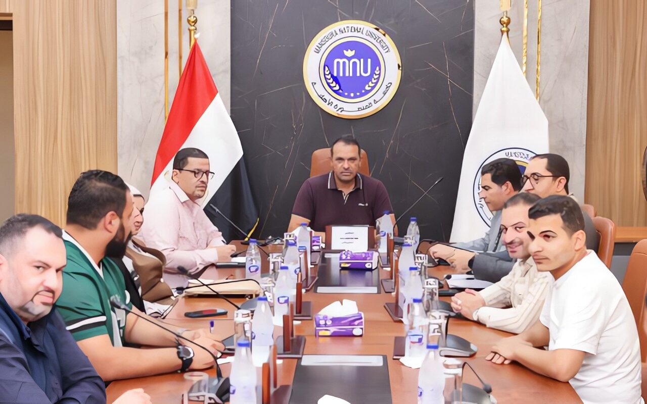 رئيس جامعة المنصورة الأهلية يعقد اجتماعًا مع مديري المراكز لمتابعة خطط التطوير والارتقاء بالأداء المؤسسي