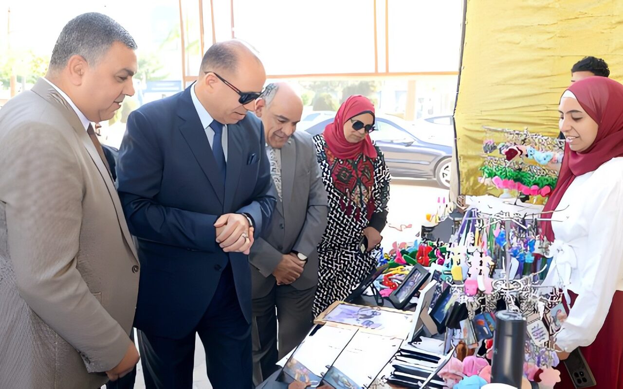 بمشاركة 100 طالب و5 آلاف منتج.. رئيس جامعة المنصورة يفتتح النسخة الثالثة من «بازار جامعتي».. صور