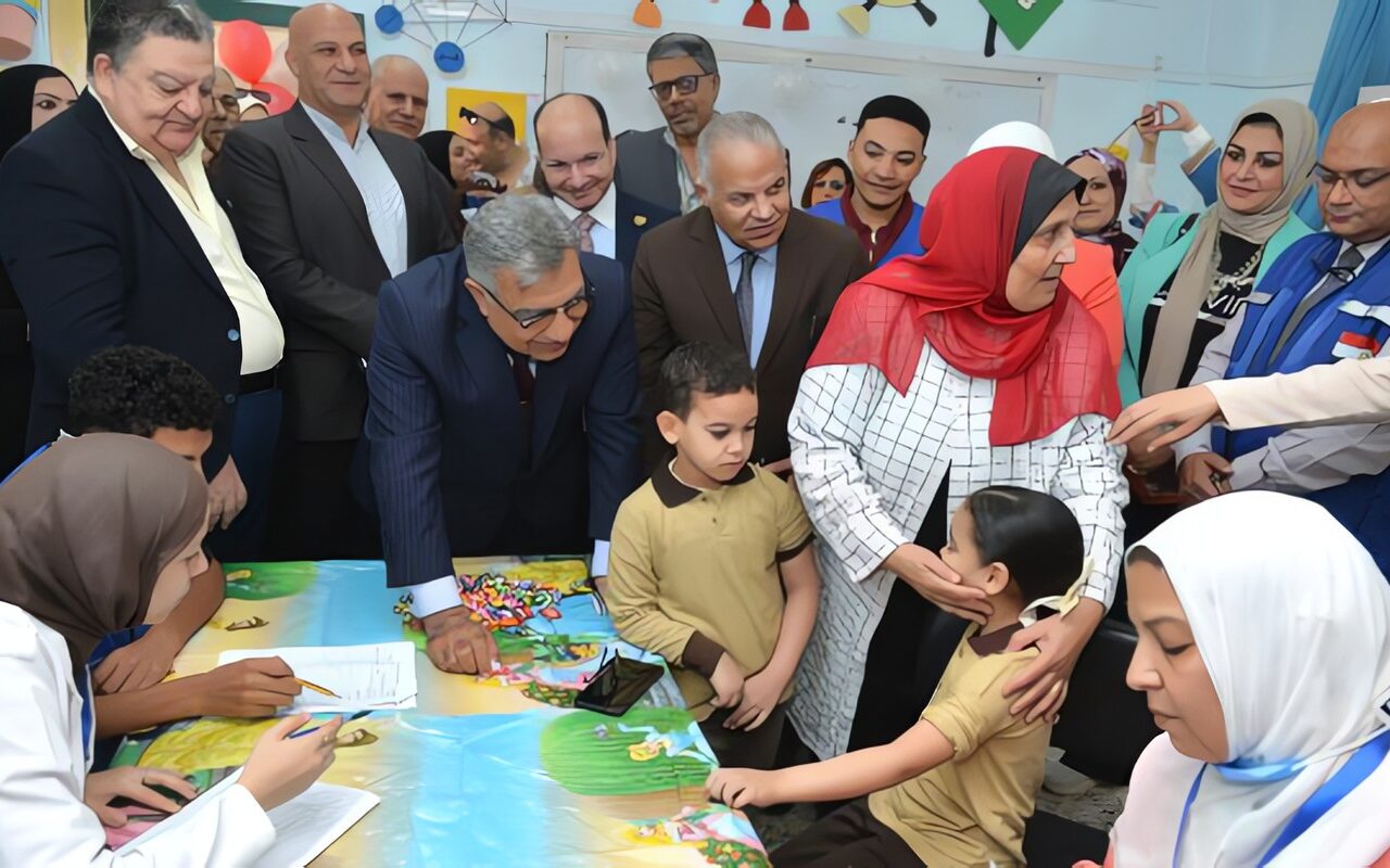 محافظ الدقهلية يدشن حملة تطعيم الأطفال ضد الحصبة من مدرسة الشعراوي