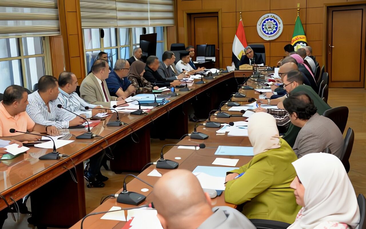 محافظ الدقهلية يعقد اجتماعًا مع مجالس إدارات الصناديق الخاصة