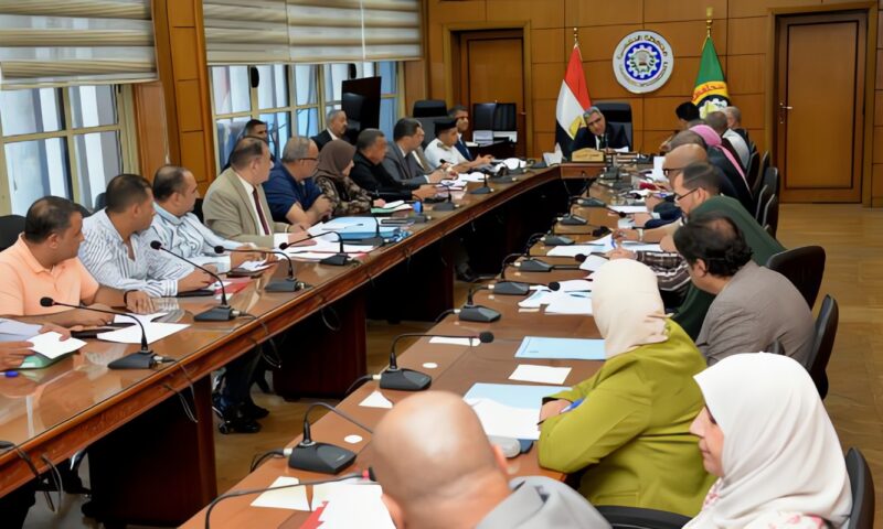 محافظ الدقهلية يعقد اجتماعًا مع مجالس إدارات الصناديق الخاصة