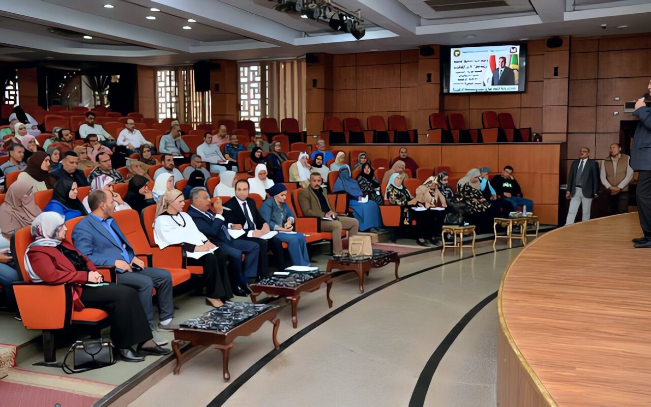 محافظ الدقهلية يشهد ورشة عمل حول قانون التعاقدات العامة وتنمية مهارات العاملين بإدارات التعاقدات