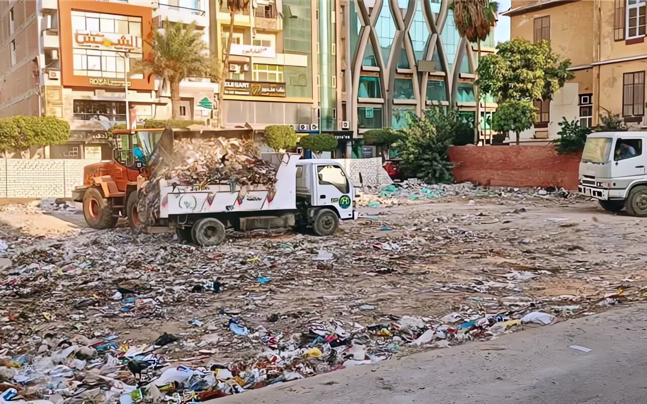 استجابة لشكوى مواطن، إزالة تراكمات قمامة من أحد شوارع حي أول بالإسماعيلية