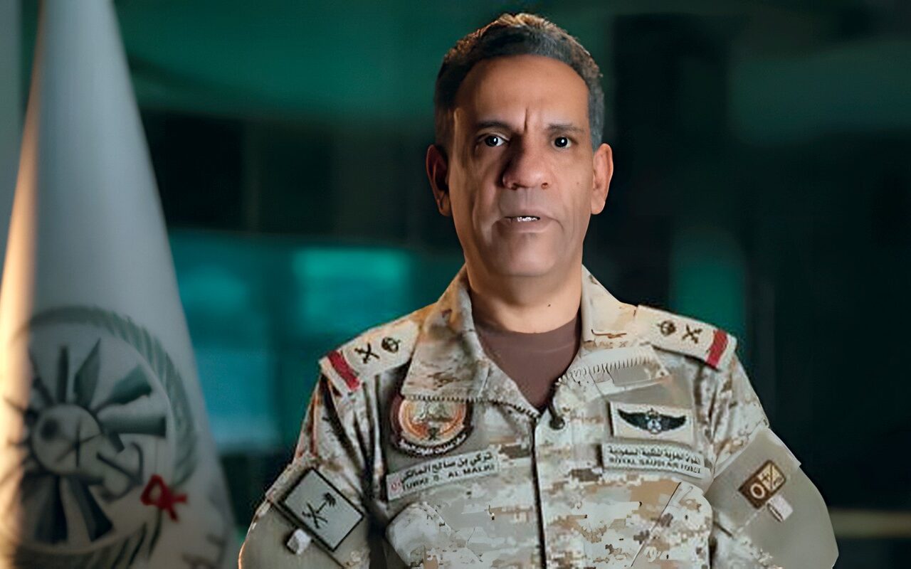 السعودية تتوعّد : سنرد بحزم على استهداف مطار الملك خالد بالرياض