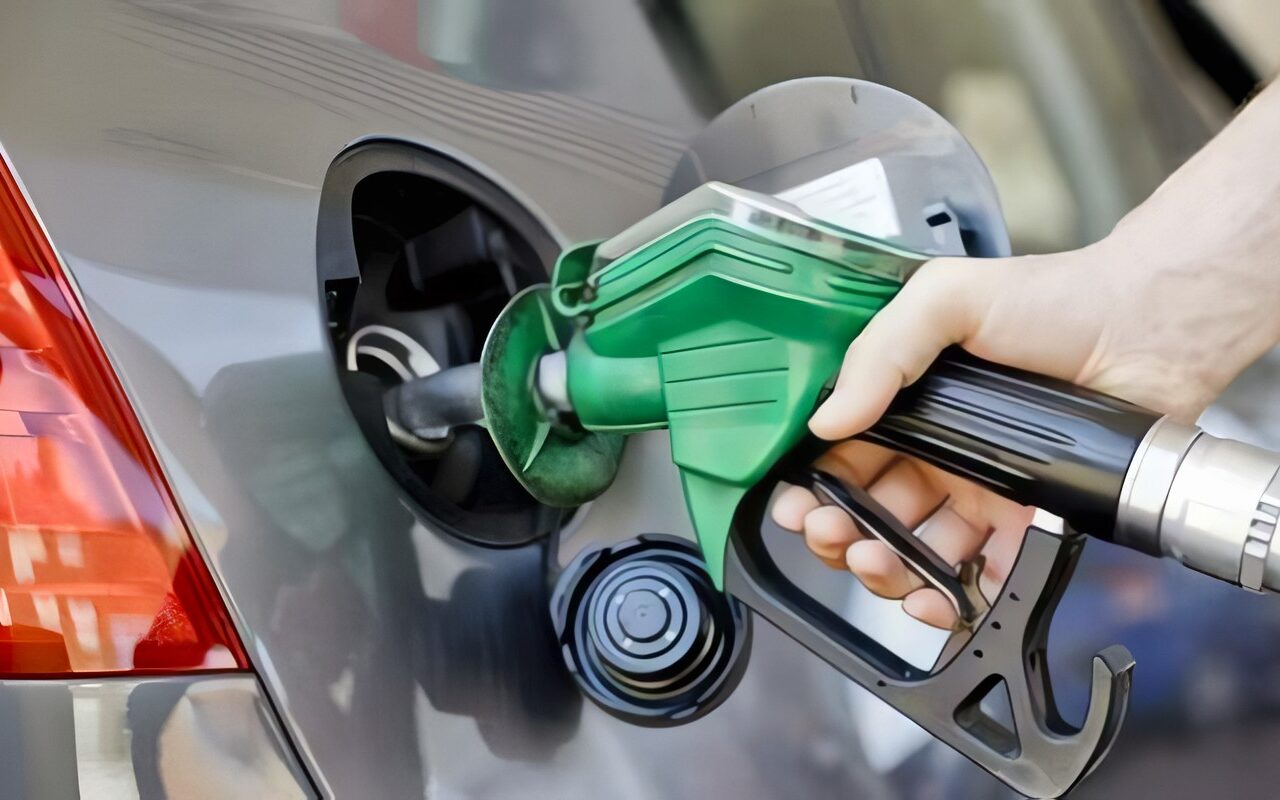 الامارات تخفض أسعار الوقود للمستهلكين