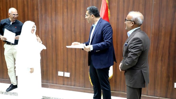 محافظ البحر الأحمر يسلّم 5 سيدات هدايا العمرة وجوازات السفر قبل سفرهن للأراضي المقدسة
