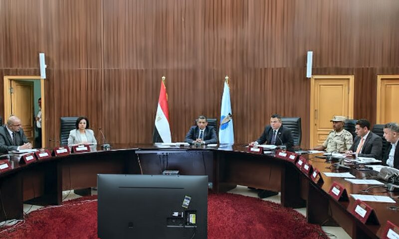 محافظ البحر الأحمر يوجه بسرعة تنفيذ المشروعات قبل نهاية العام المالي الحالي