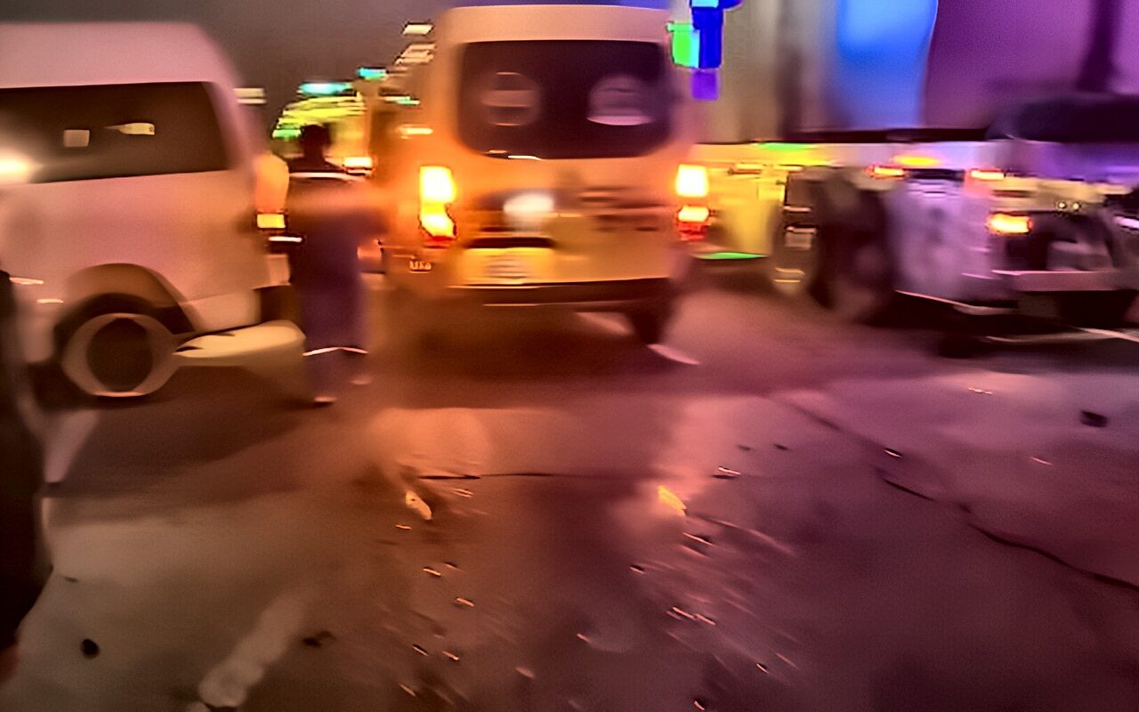 مصرع شخص وإصابة 12 آخرين في تصادم ميكروباص بـ تريلا على طريق رأس غارب
