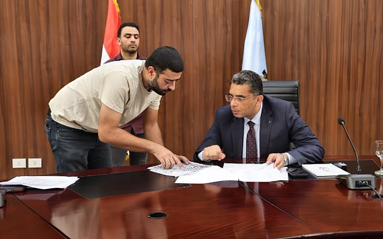 محافظ البحر الأحمر يوجه بتوفير العلاج وسماعة لإحدى الحالات خلال اللقاء الجماهيري