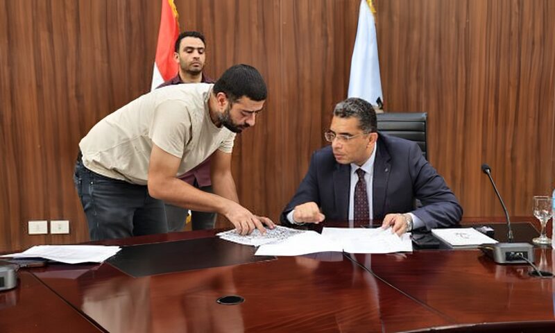 محافظ البحر الأحمر يوجه بتوفير العلاج وسماعة لإحدى الحالات خلال اللقاء الجماهيري