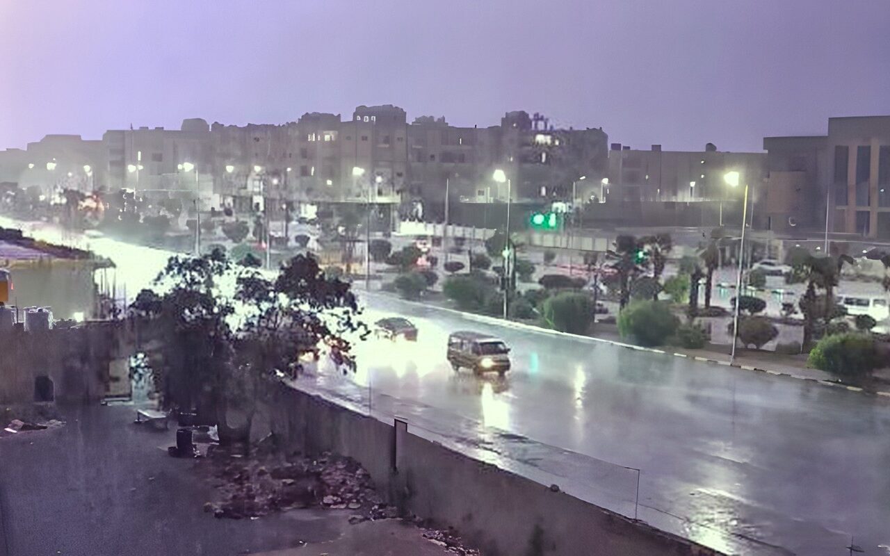 أمطار رعدية تضرب الغردقة ومدن البحر الأحمر.. طوارئ وتحذيرات للسائقين