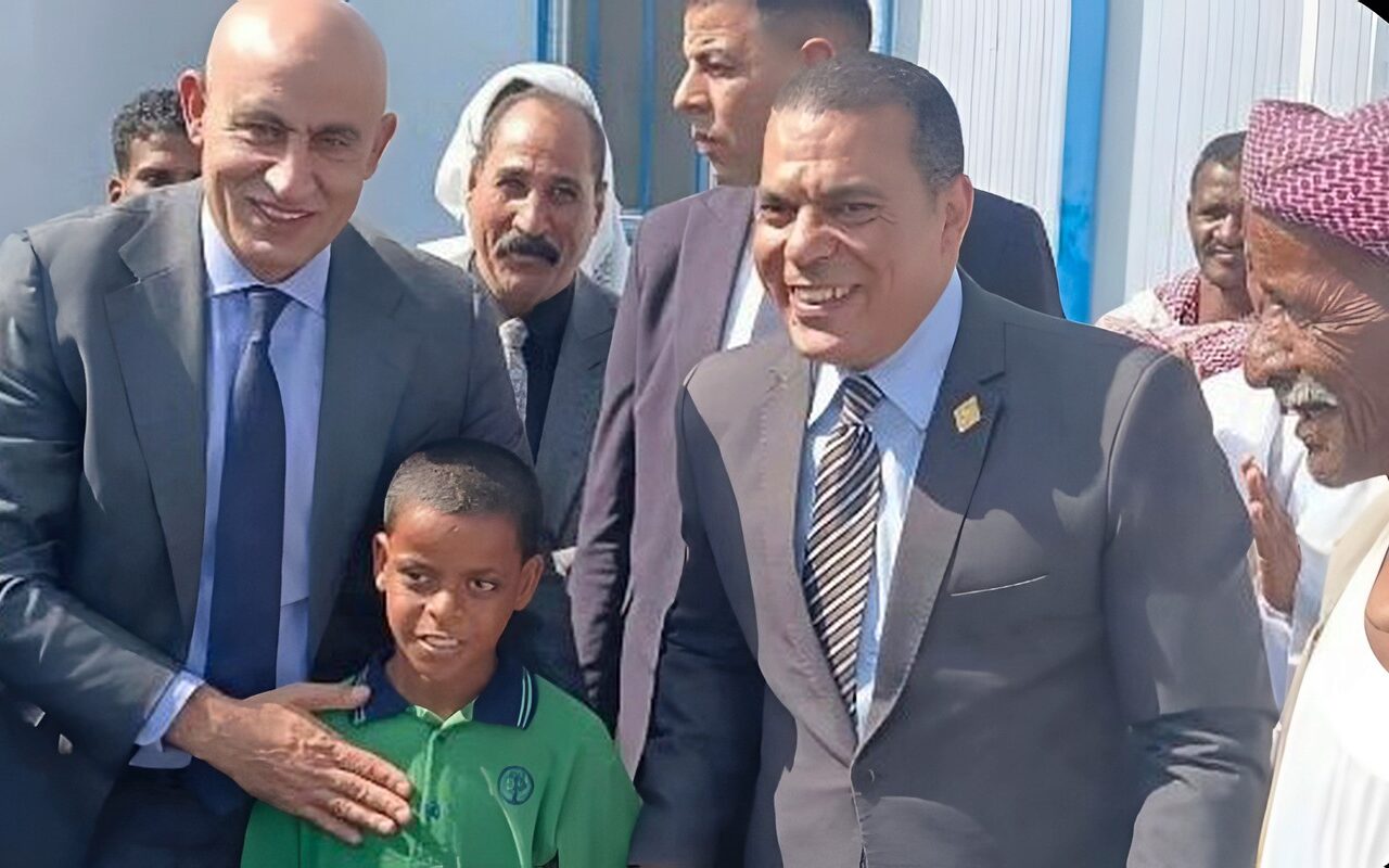 وزير التعليم يكرّم طالبًا بقرية مرسى حميرة في حلايب وشلاتين بسبب تحية العلم