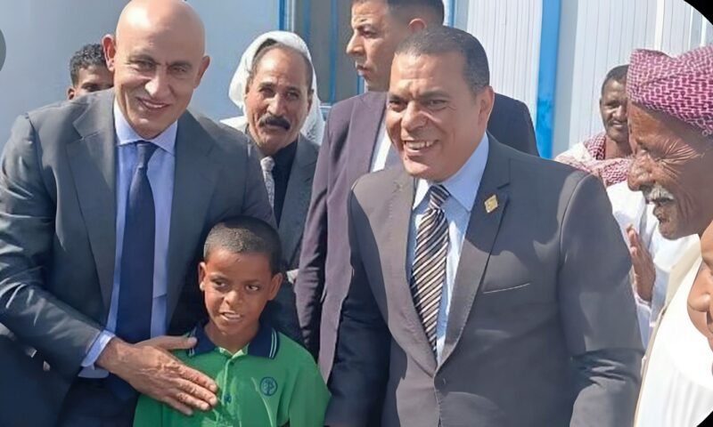 وزير التعليم يكرّم طالبًا بقرية مرسى حميرة في حلايب وشلاتين بسبب تحية العلم