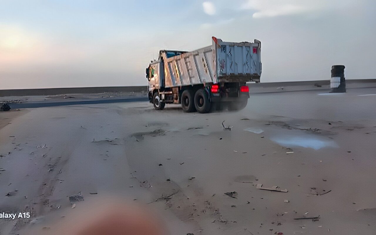 غرامة 100 ألف جنيه وإيقاف 3 أشهر.. ضبط سيارة قلاب تلقي مخلفات الحفر بالطريق العام في الغردقة