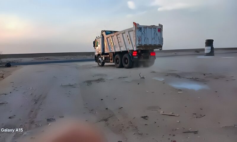 غرامة 100 ألف جنيه وإيقاف 3 أشهر.. ضبط سيارة قلاب تلقي مخلفات الحفر بالطريق العام في الغردقة