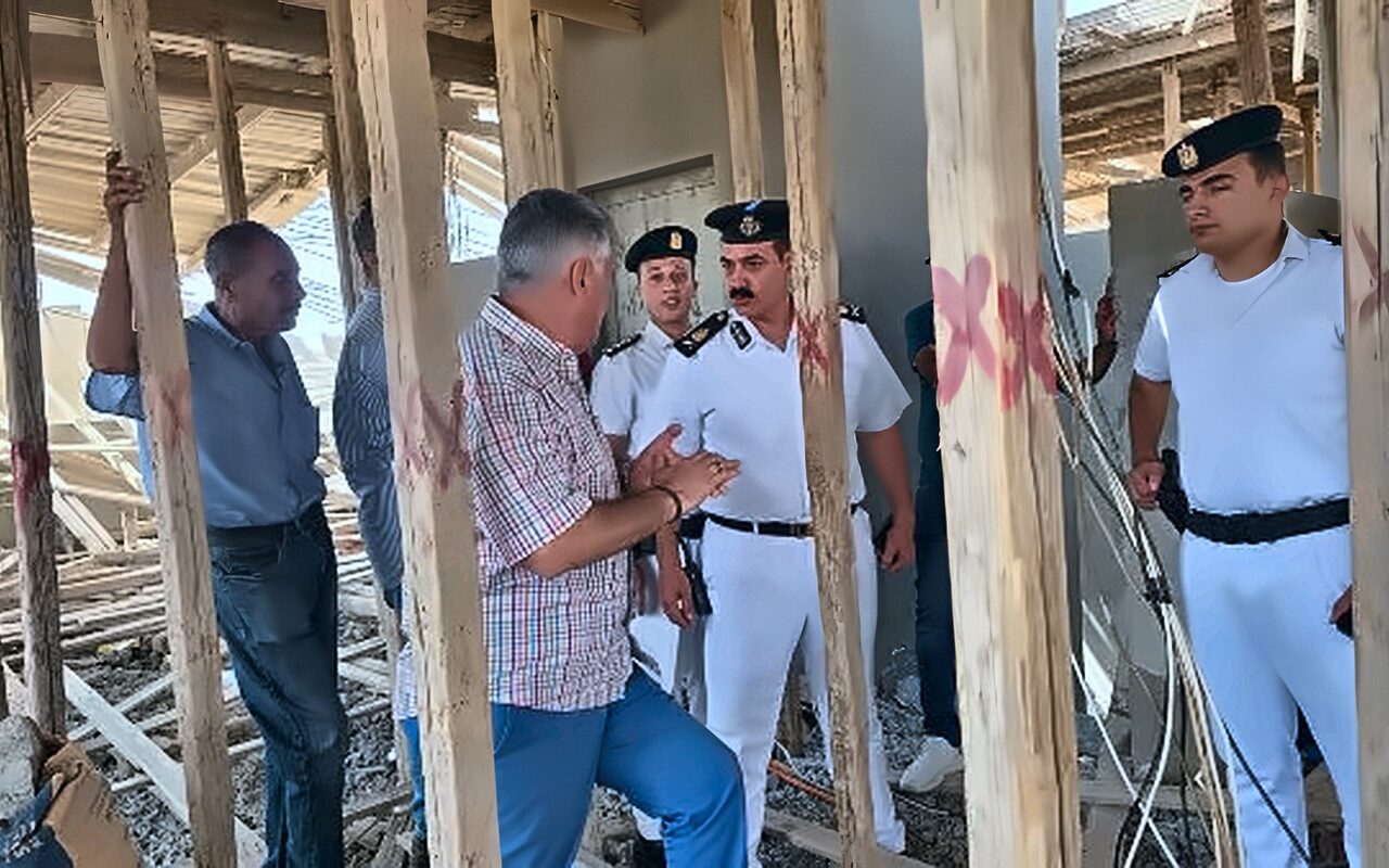 إزالة سقف مخالف على مساحة 300 متر في منطقة الكوثر بالغردقة