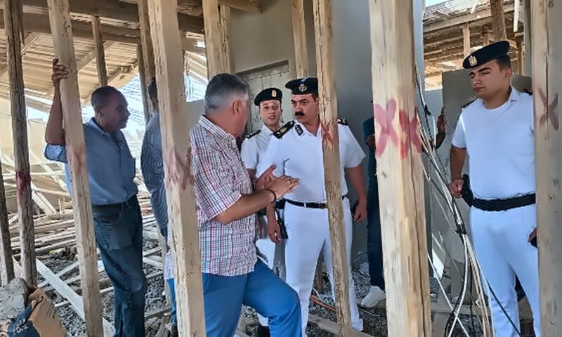 إزالة سقف مخالف على مساحة 300 متر في منطقة الكوثر بالغردقة