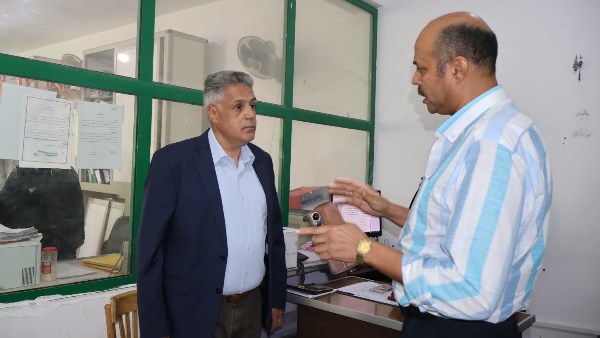 أول يوم عمل.. رئيس مدينة الغردقة يتفقد العمل بالإدارات ويرحب بمقترحات الموظفين