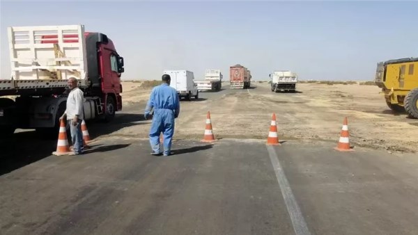 بعد مناشدة على مواقع التواصل| إصلاح كسر طريق رأس غارب – الزعفرانة قبل وقوع حوادث