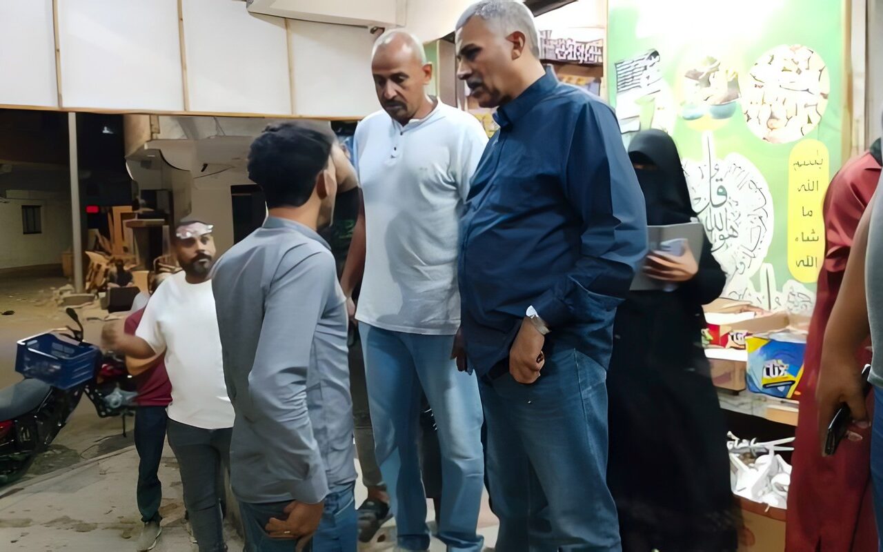 ضبط مخزني دقيق دون ترخيص و3 محلات مخالفة خلال حملة رقابية بالقصير